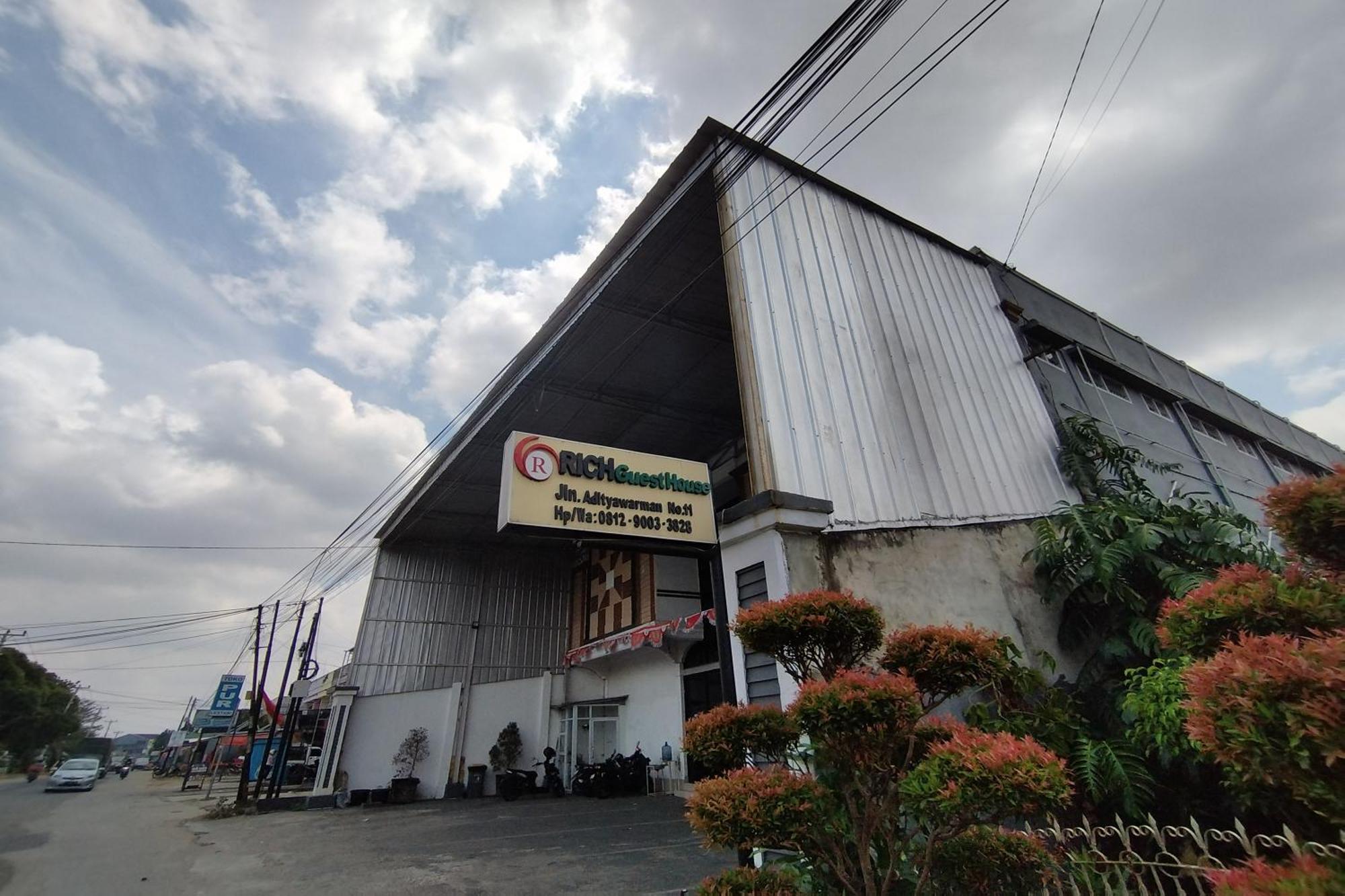 Rich Guesthouse Jambi Exterior photo